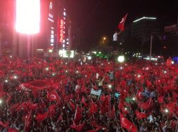 turkiye-darbe-girisimini-protesto-ediyor-yuzbinlerce-kisi-meydanlara-akin-etti-3